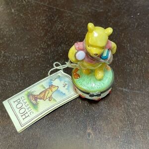 Pooh porcelain hinged box